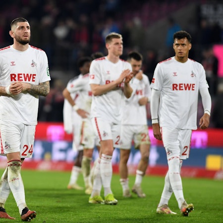 Hängende Köpfe bei den Profis des 1. FC Köln nach der zweiten Abreibung gegen RB Leipzig in dieser Saison.