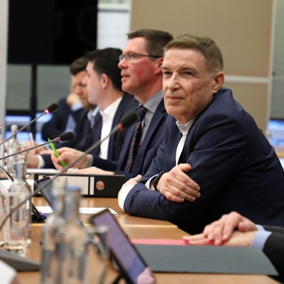 Rhein-Bergs Kreisdirektor Dr. Erik Werdel und Landrat Stephan Santelmann sitzen in der Kreistagssitzung im Kreishaus in Bergisch Gladabch-Heidkamp.