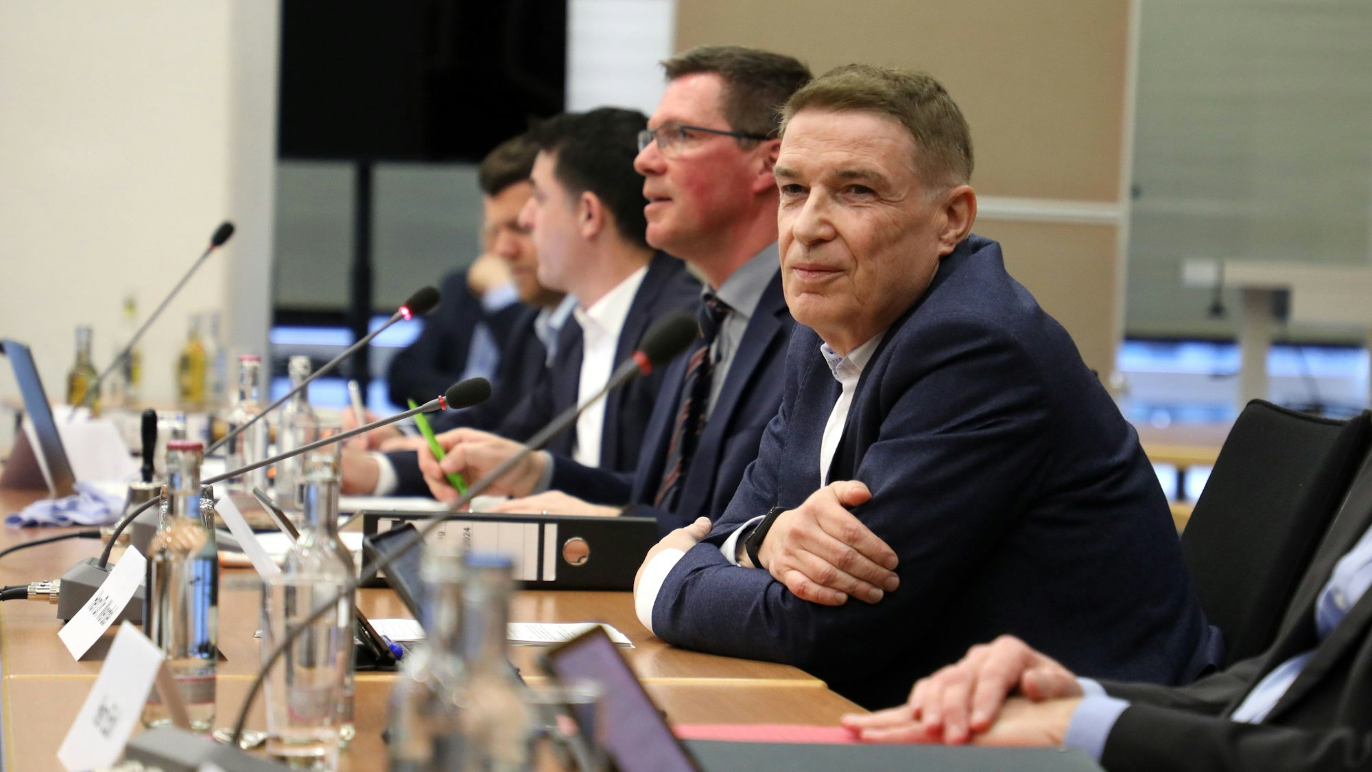 Rhein-Bergs Kreisdirektor Dr. Erik Werdel und Landrat Stephan Santelmann sitzen in der Kreistagssitzung im Kreishaus in Bergisch Gladabch-Heidkamp.