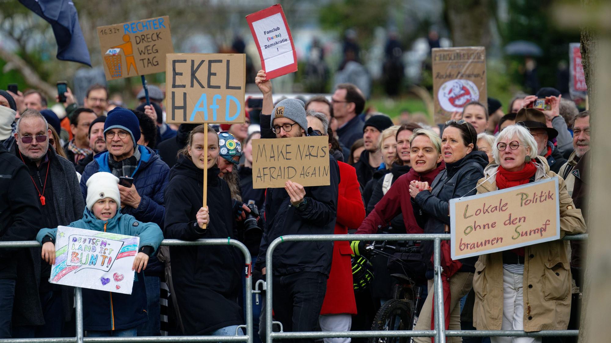Teilnehmer einer Kundgebung von „Düsseldorf stellt sich quer“ protestieren gegen eine Demonstration der AfD gegen eine geplante Flüchtlingsunterkunft. Auch an diesem Wochenende haben in verschiedenen Städten Nordrhein-Westfalens wieder Tausende für die Demokratie und für Toleranz demonstriert.