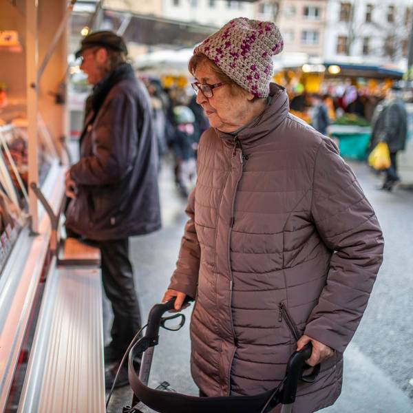 Eine Frau betrachtet die Wurstwaren eines Metzgers auf einem Kölner Wochenmarkt. (Archivbild)