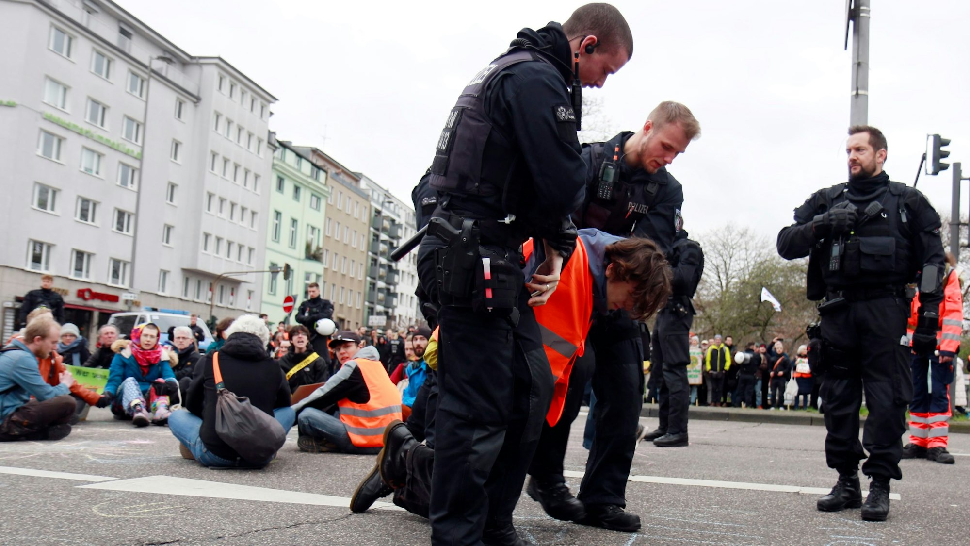 Klimaaktivisten der „Letzten Generation“ blockieren am Samstagmittag die Kreuzung am Kölner Ebertplatz.