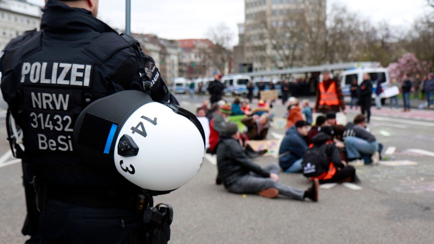 Klimaaktivisten blockierten die Kreuzung am Kölner Ebertplatz im März 2024. Die Räumungen verlaufen in solchen Fällen nicht immer ohne Zwischenfälle.