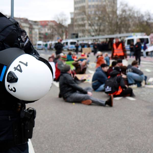 Klimaaktivisten blockierten die Kreuzung am Kölner Ebertplatz im März 2024. Die Räumungen verlaufen in solchen Fällen nicht immer ohne Zwischenfälle.