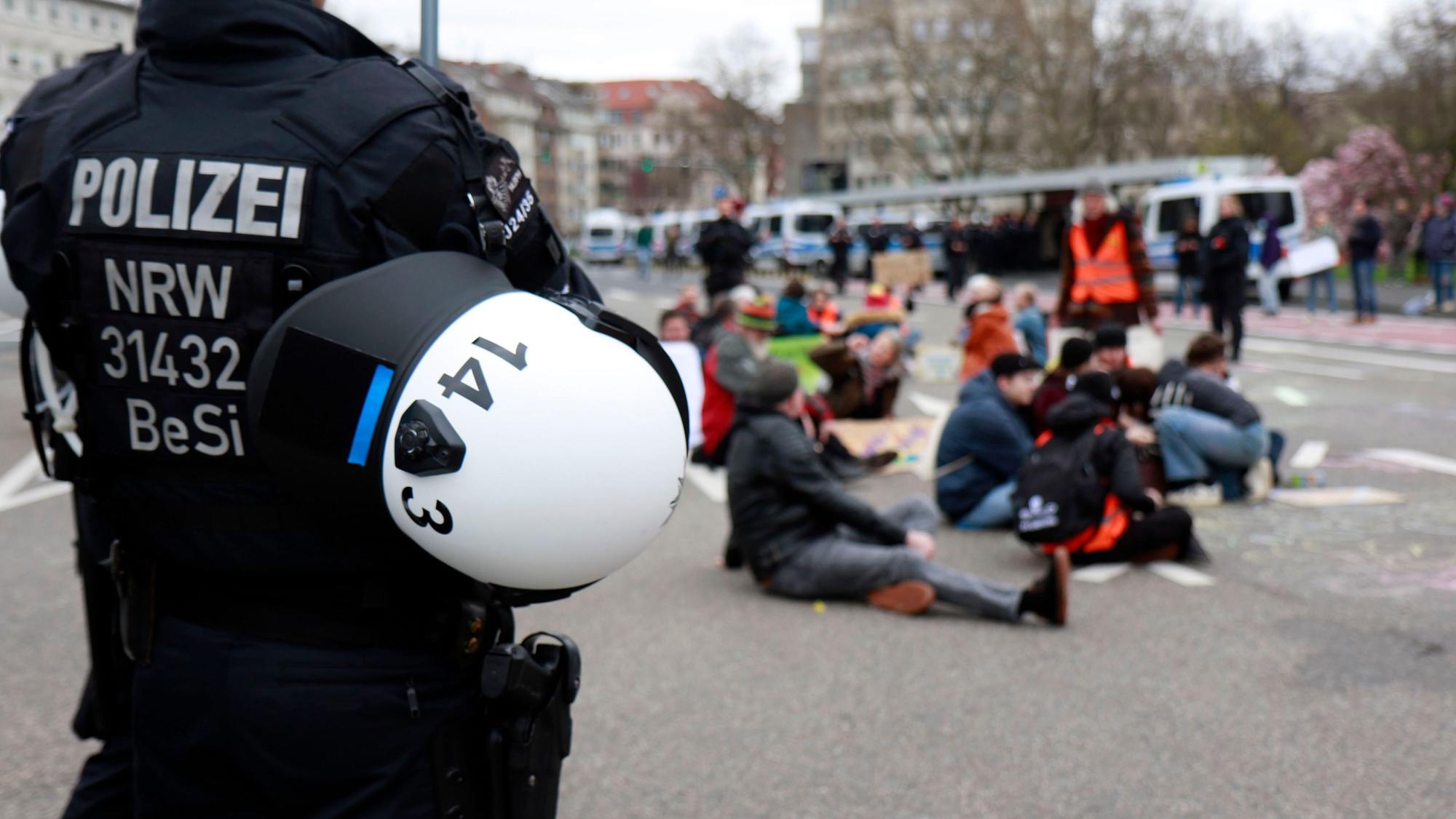 Klimaaktivisten blockierten die Kreuzung am Kölner Ebertplatz im März 2024. Die Räumungen verlaufen in solchen Fällen nicht immer ohne Zwischenfälle.