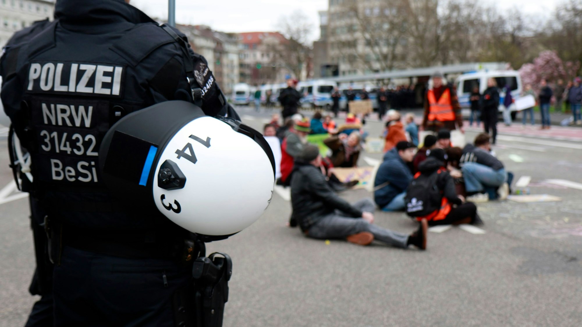 Klimaaktivisten blockierten die Kreuzung am Kölner Ebertplatz im März 2024. Die Räumungen verlaufen in solchen Fällen nicht immer ohne Zwischenfälle.