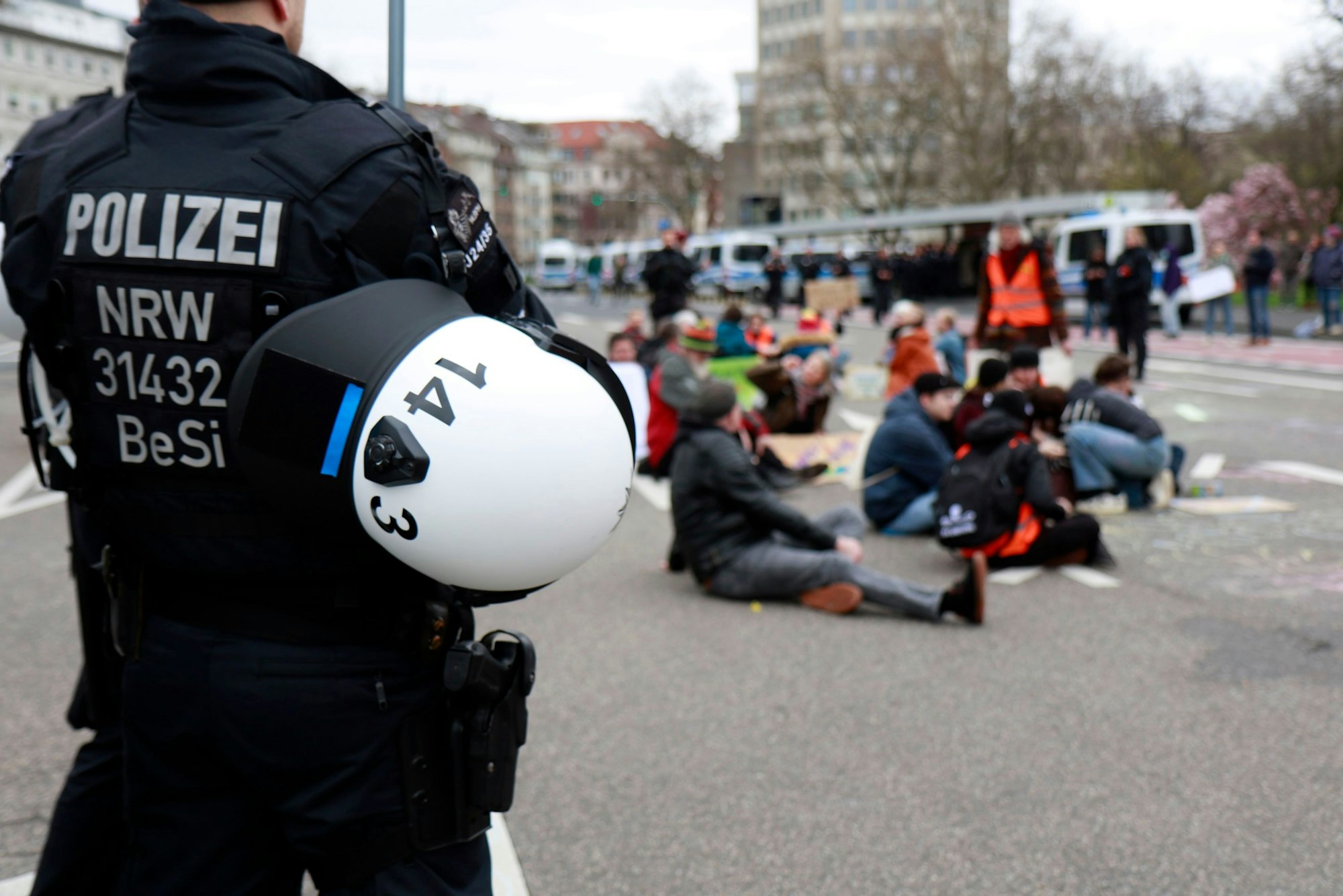 16.03.2024, Köln: Die „Letzte Generation“ hat die Kreuzung am Ebertplatz blockiert. Foto: Arton Krasniqi
