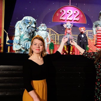 Indentantin Mareike Marx (l.) und Autorin Silke Essert füllen im Hännenschen-Theater auch zum 222-jährigen Jubiläum die Knollendorfer mit Leben.