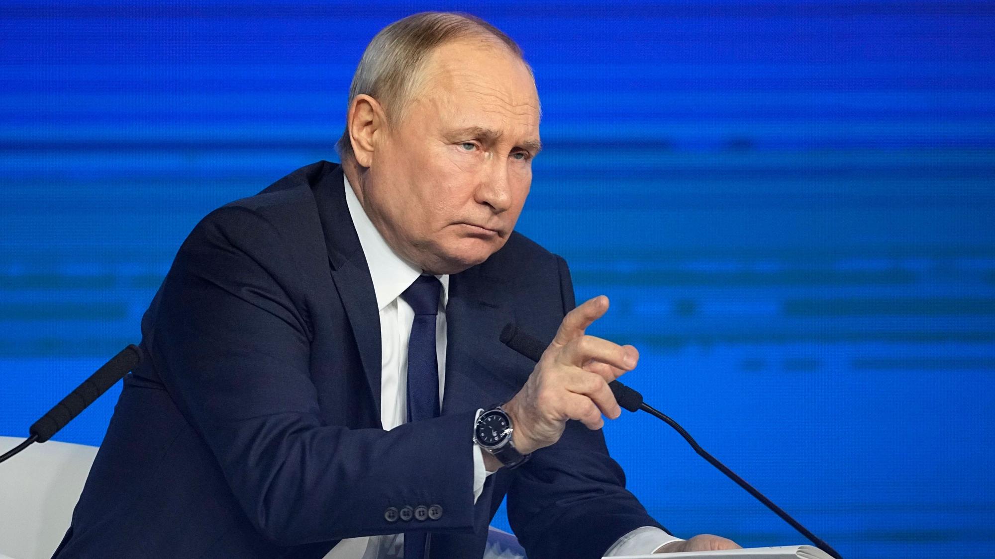 Russlands Präsident Wladimir Putin auf der Bühne in Moskau. Laut westlichen Geheimdiensten bereitet Russland sich auf einen Angriff auf ein Nato-Land vor. (Archivbild)