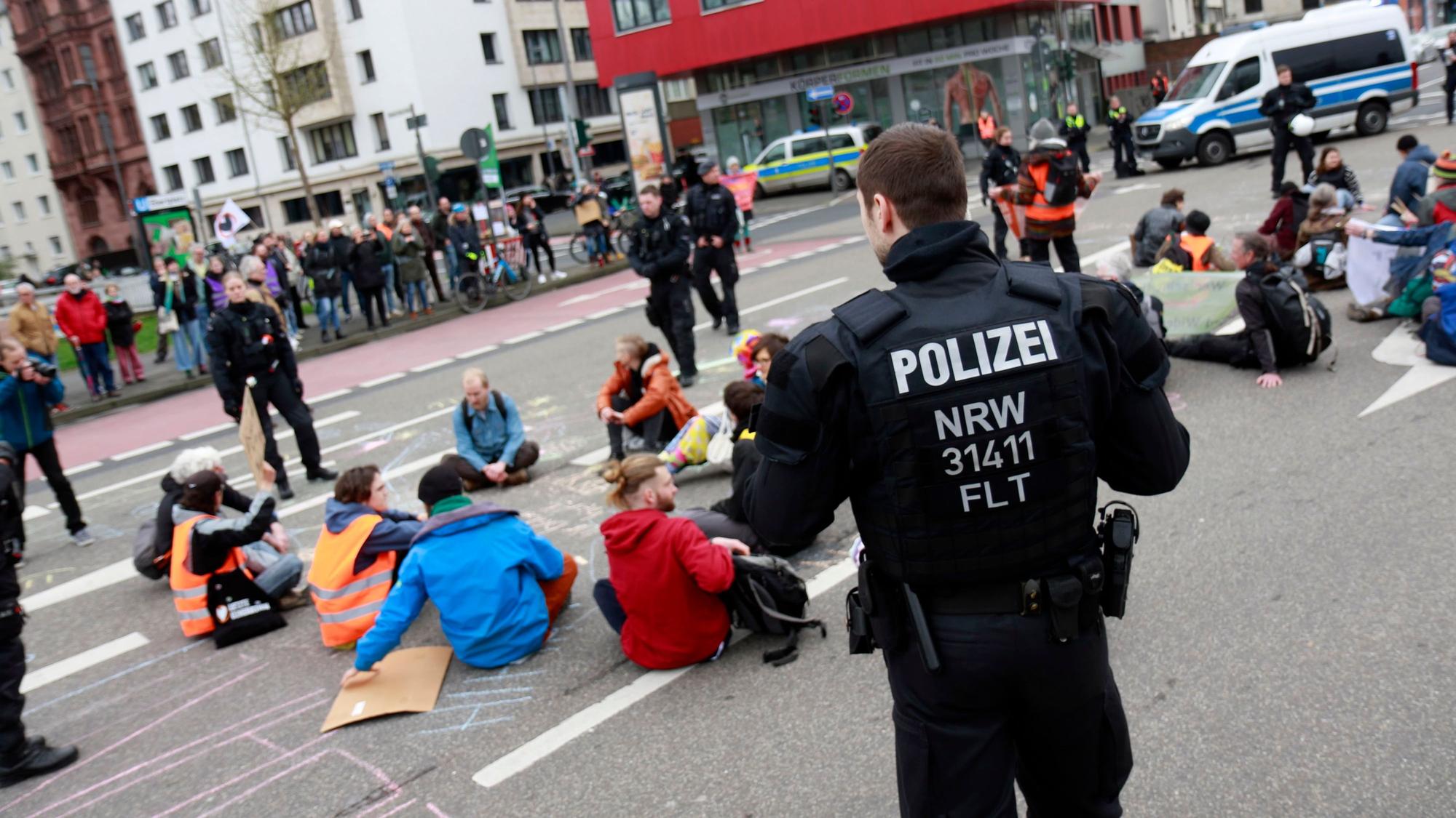 Klimaaktivisten blockierten die Kreuzung am Kölner Ebertplatz. In mehreren deutschen Städten kam es am Samstag zu Straßenblockaden durch die „Letzte Generation“.