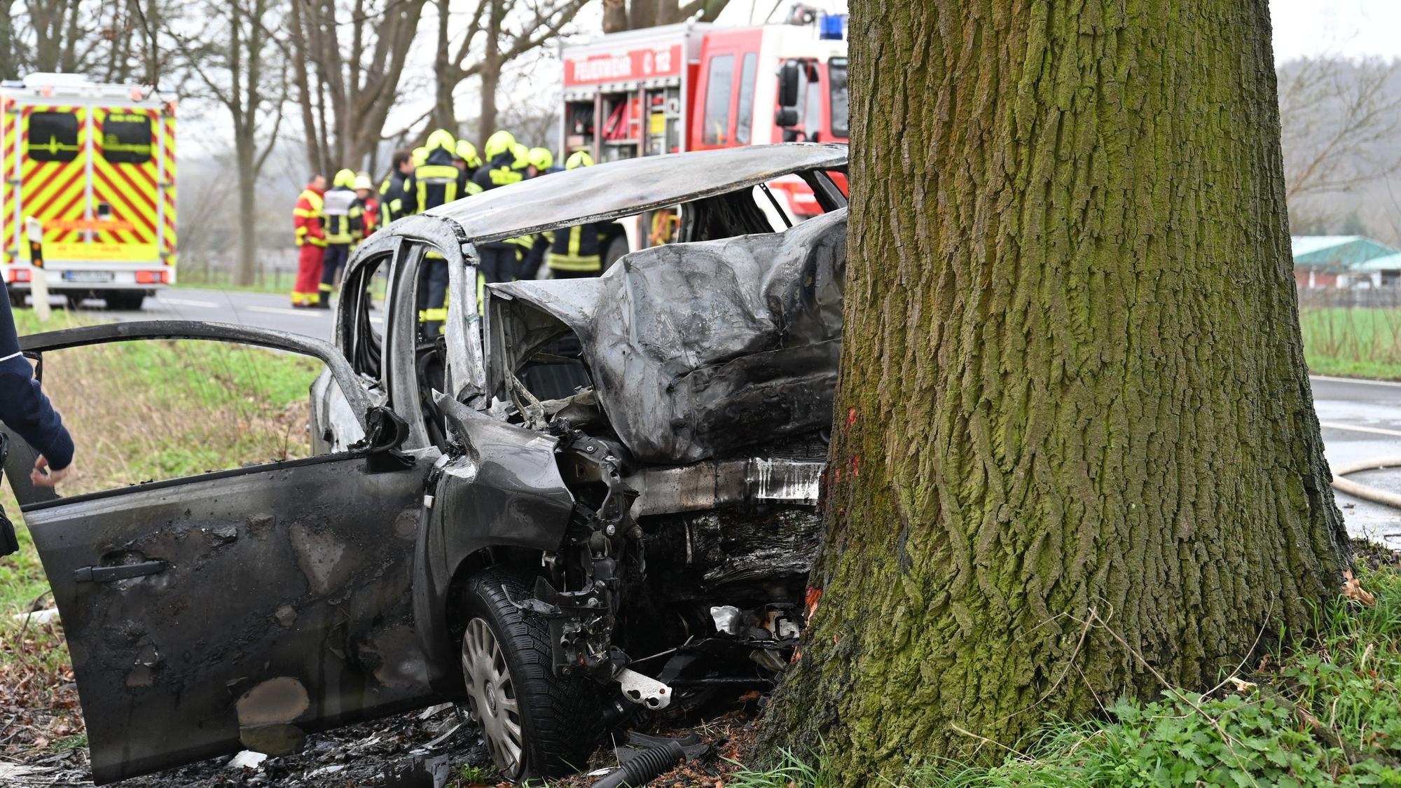Bei dem Unfall ist ein Pkw gegen einen Baum geprallt und hat Feuer gefangen. Der Fahrer ist vor Ort verstorben.