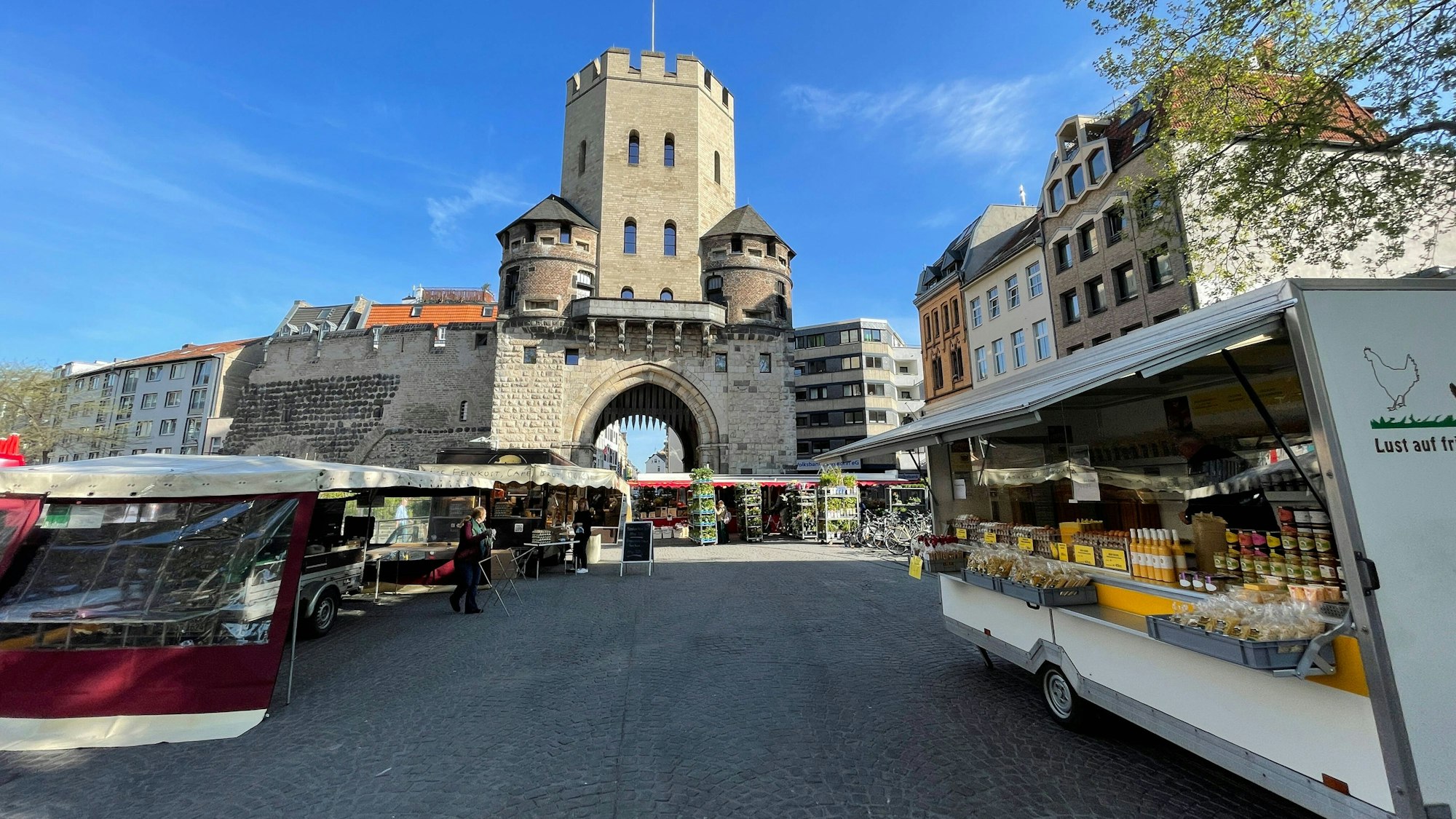 Ein Wochenmarkt in Köln. Nach der Corona-Pandemie normalisieren sich laut Bundesverband Schausteller und Marktkaufleute (BSM) die Umsätze. (Archivbild)