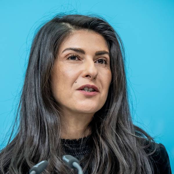 ARCHIV - 11.12.2023, Berlin: Serap Güler stellvertretende Vorsitzende der Programm- und Grundsatzkommission nimmt an einer Pressekonferenz zum Entwurf der Kommission zum neuen Grundsatzprogramms der CDU Deutschlands teil. (zu dpa: «Bericht: CDU belebt Migrantennetzwerk neu») Foto: Michael Kappeler/dpa +++ dpa-Bildfunk +++