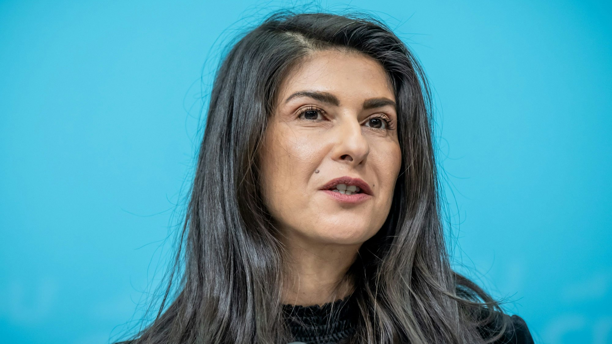 ARCHIV - 11.12.2023, Berlin: Serap Güler stellvertretende Vorsitzende der Programm- und Grundsatzkommission nimmt an einer Pressekonferenz zum Entwurf der Kommission zum neuen Grundsatzprogramms der CDU Deutschlands teil. (zu dpa: «Bericht: CDU belebt Migrantennetzwerk neu») Foto: Michael Kappeler/dpa +++ dpa-Bildfunk +++