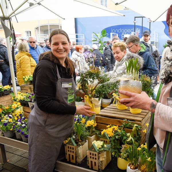 Das Bild zeigt einen Blumenladen und die Verkäuferinnen.