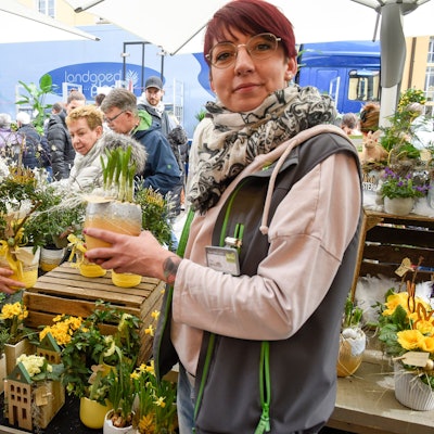 Das Bild zeigt einen Blumenladen und die Verkäuferinnen.