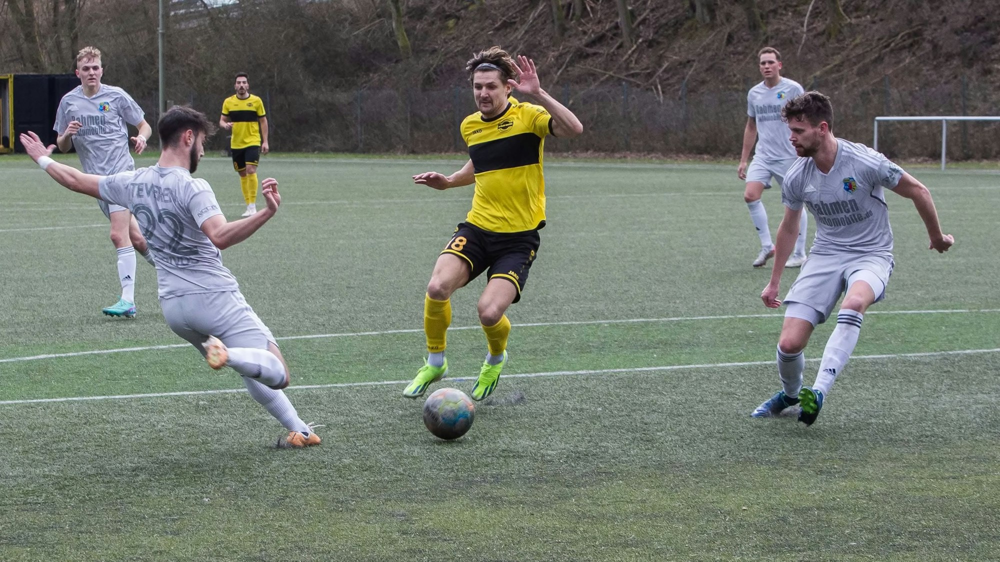 Hohkeppels Enzo Wirtz läuft mit dem Ball am Fuß durch zwei Gegenspieler.