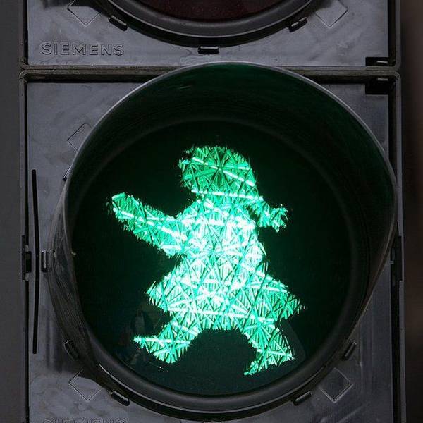 Eine Ampelfrau an einer Lichtsignalanlage in Hamm.