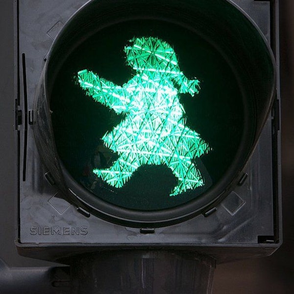 Emanzipation an der Lichtsignalanlage: An einer Kreuzung in Hamm regelt ab sofort eine _Ampelfrau_ den Verkehr (undatiertes handout). Das Lichtzeichen unterscheidet sich vom traditionellen Ampelmännchen durch einen stilisierten Haarzopf und einen Rock. Die Idee zu der Umrüstung stammt vom Hammer Oberbürgermeister Hunsteger-Petermann. Dieser hatte die Ampelfrau im März zum 100. Weltfrauentag an die städtische Gleichstellungsstelle überreicht. Nun hat sie einen festen Platz an der Kreuzung Weststraße/ Sternstraße.