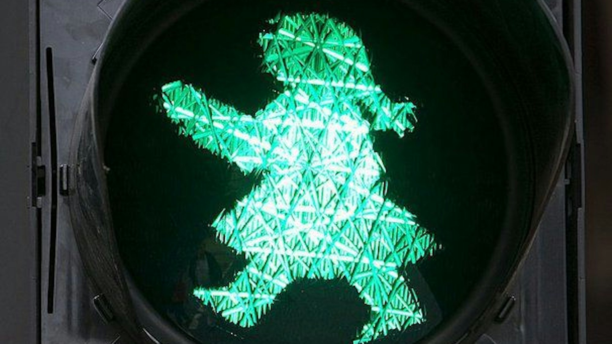 Emanzipation an der Lichtsignalanlage: An einer Kreuzung in Hamm regelt ab sofort eine _Ampelfrau_ den Verkehr (undatiertes handout). Das Lichtzeichen unterscheidet sich vom traditionellen Ampelmännchen durch einen stilisierten Haarzopf und einen Rock. Die Idee zu der Umrüstung stammt vom Hammer Oberbürgermeister Hunsteger-Petermann. Dieser hatte die Ampelfrau im März zum 100. Weltfrauentag an die städtische Gleichstellungsstelle überreicht. Nun hat sie einen festen Platz an der Kreuzung Weststraße/ Sternstraße.