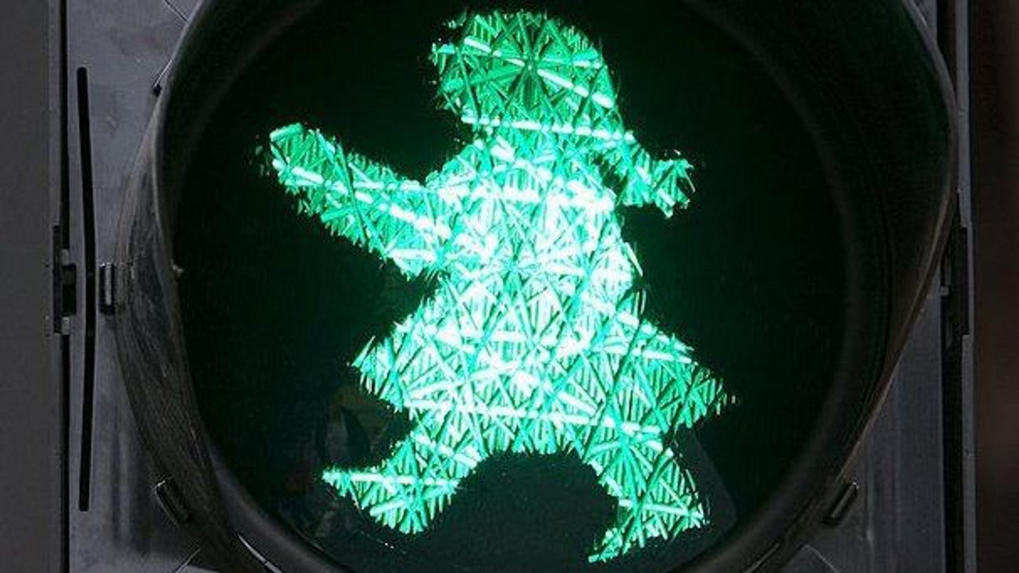 Eine Ampelfrau an einer Lichtsignalanlage in Hamm.
