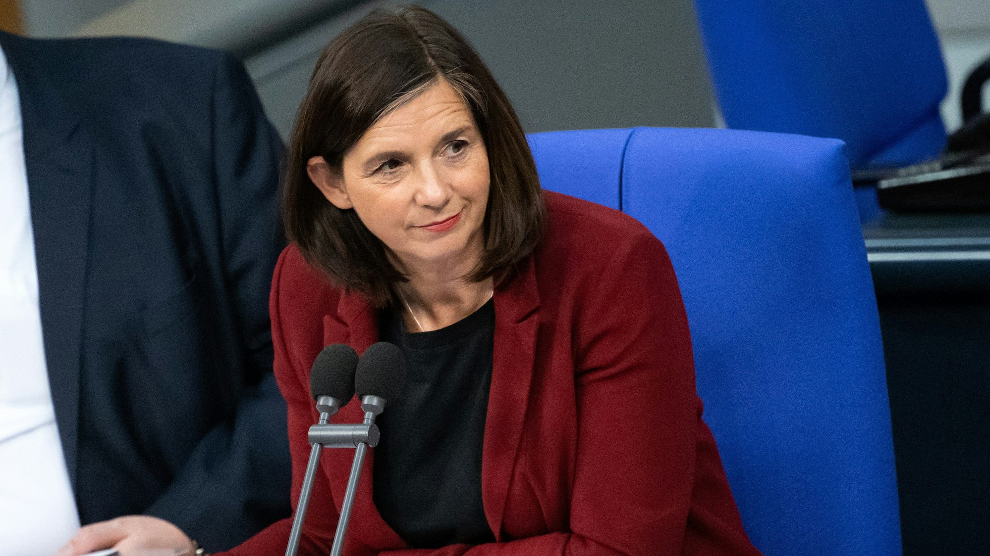 Katrin Göring-Eckardt (Bündnis 90/Die Grünen) ist stellvertretende Bundestagspräsidentin. Sie sitzt in einem blauen Sessel im Bundestag hinter einem Mikrofon.