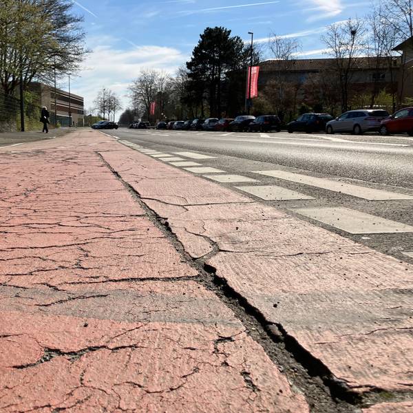 Der Radweg Sürther Straße vor der Einbiegung Eygelshofener Straße in Rodenkirchen, weist Rillen und Risse auf.
