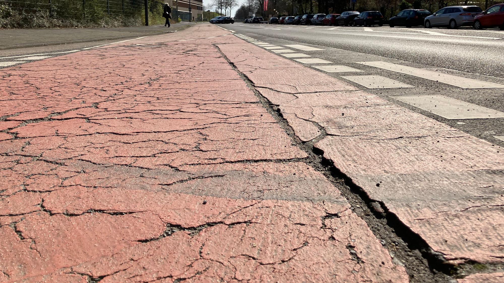 Der Radweg Sürther Straße vor der Einbiegung Eygelshofener Straße in Rodenkirchen, weist Rillen und Risse auf.