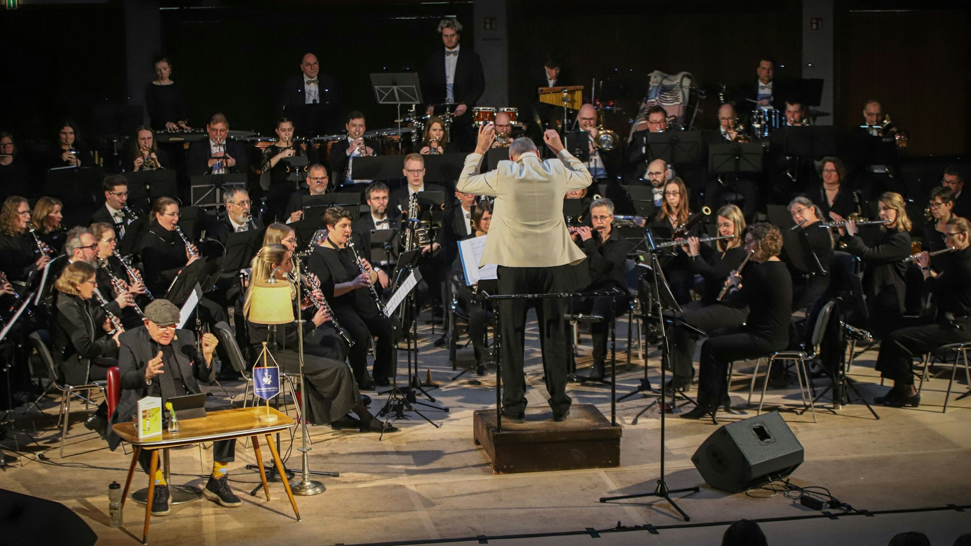 Ulrich Haas dirigiert den Orchesterverein Hilgen