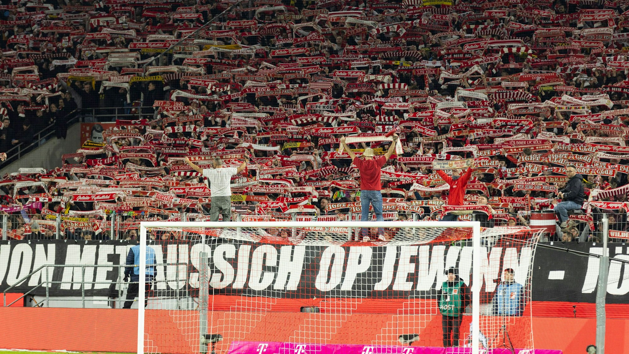 FC-Fans in der Kölner Südkurve vor dem Spiel gegen RB Leipzig.