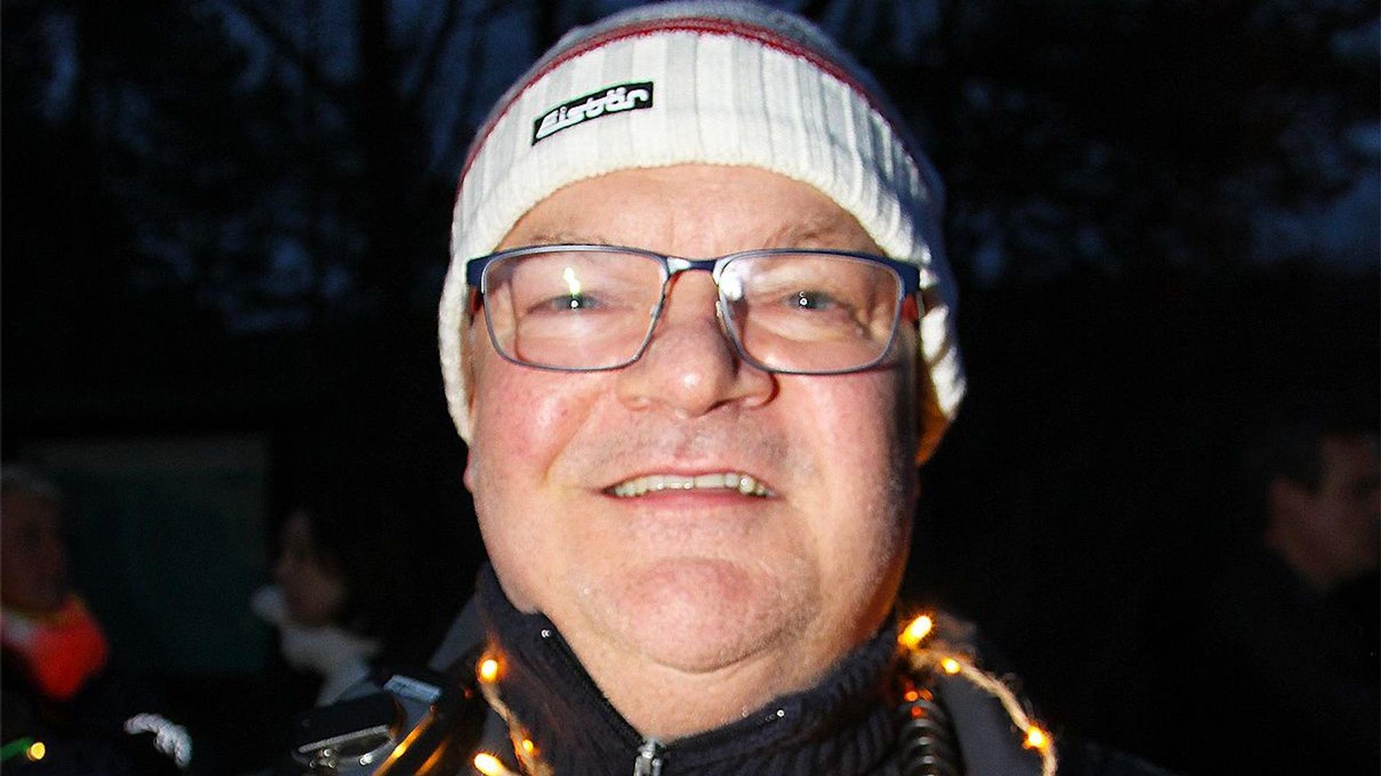 Alexander Rheindorf mit Mütze und Lichterkette.