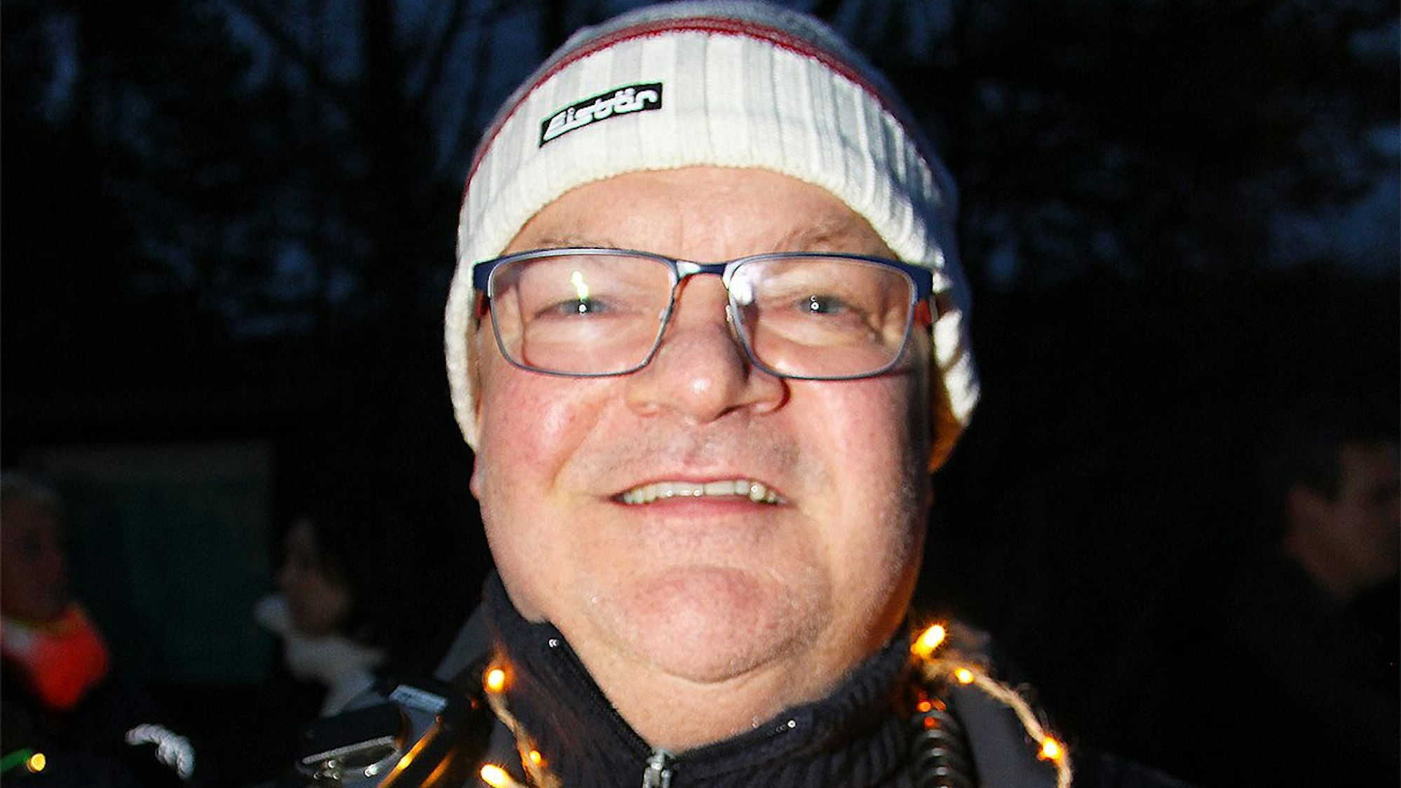 Alexander Rheindorf mit Mütze und Lichterkette.