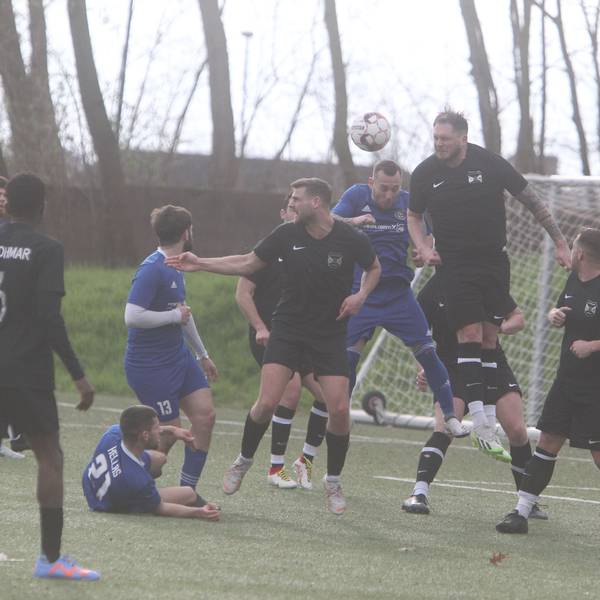 Fußballspieler vor dem Tor.