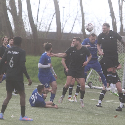 Fußballspieler vor dem Tor.