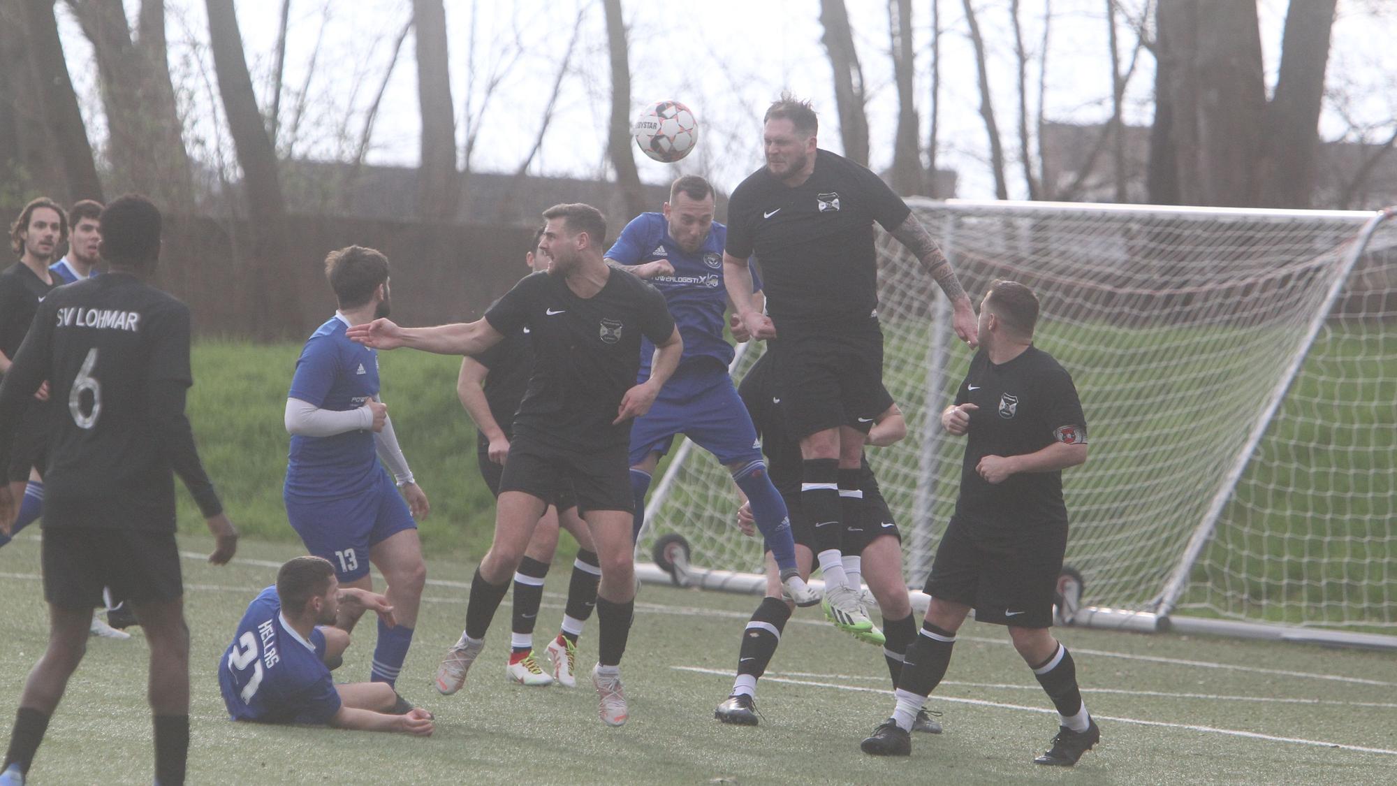 Fußballspieler vor dem Tor.
