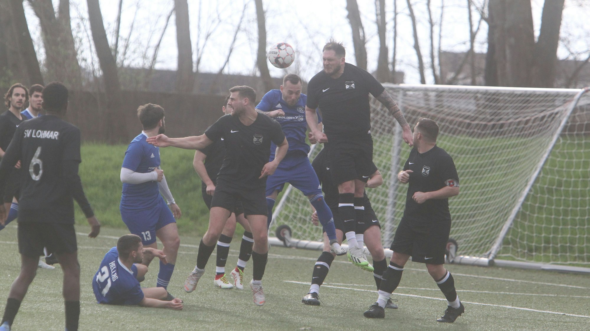 Fußballspieler vor dem Tor.
