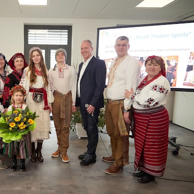 Der Chor und Hermann-Josef Esser haben sich zu einem Gruppenfoto aufgestellt.