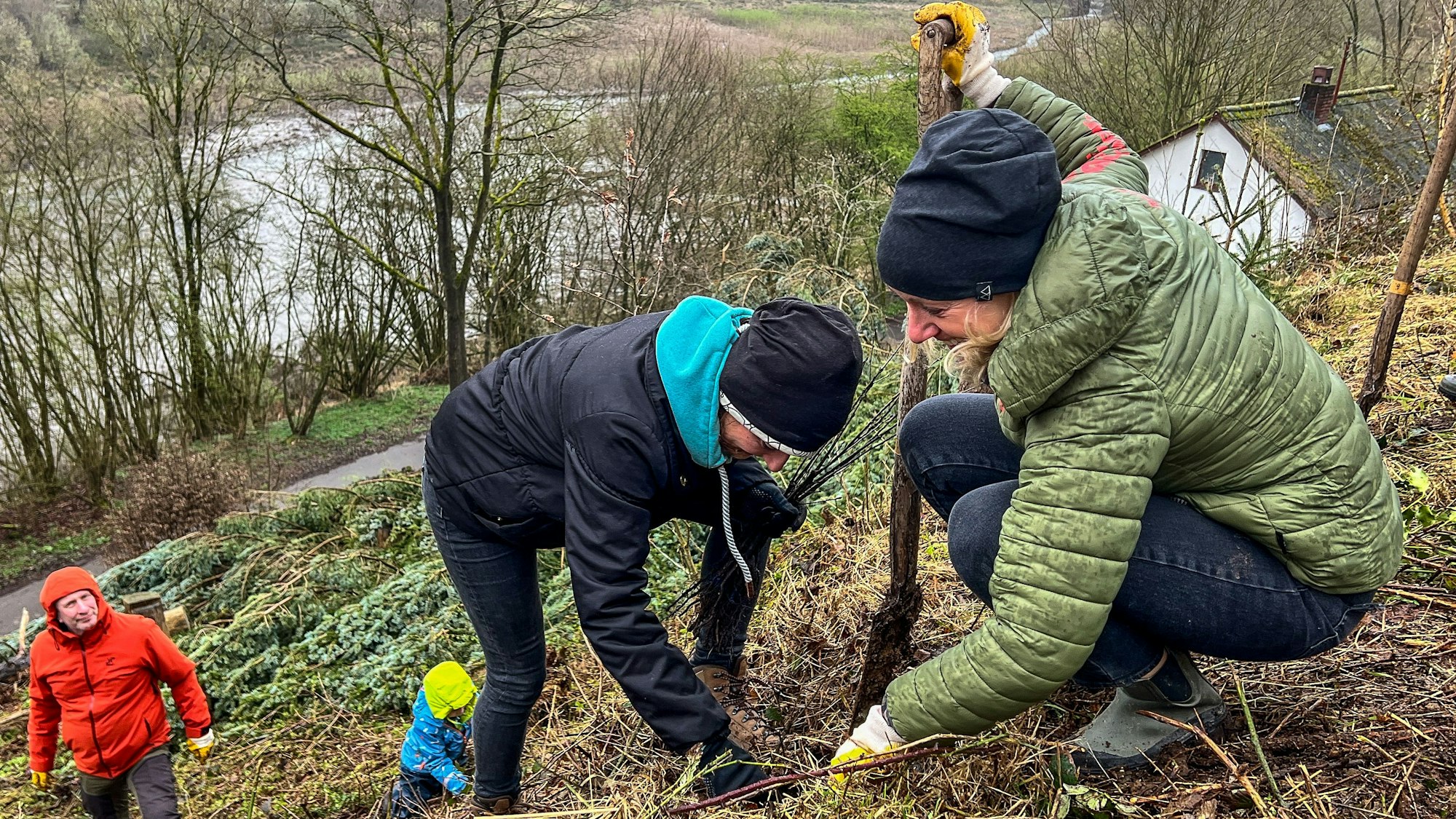 Natalia Hobusch (links) mit Waldbesitzerin Ursula Halbach bei der Pflanzaktion