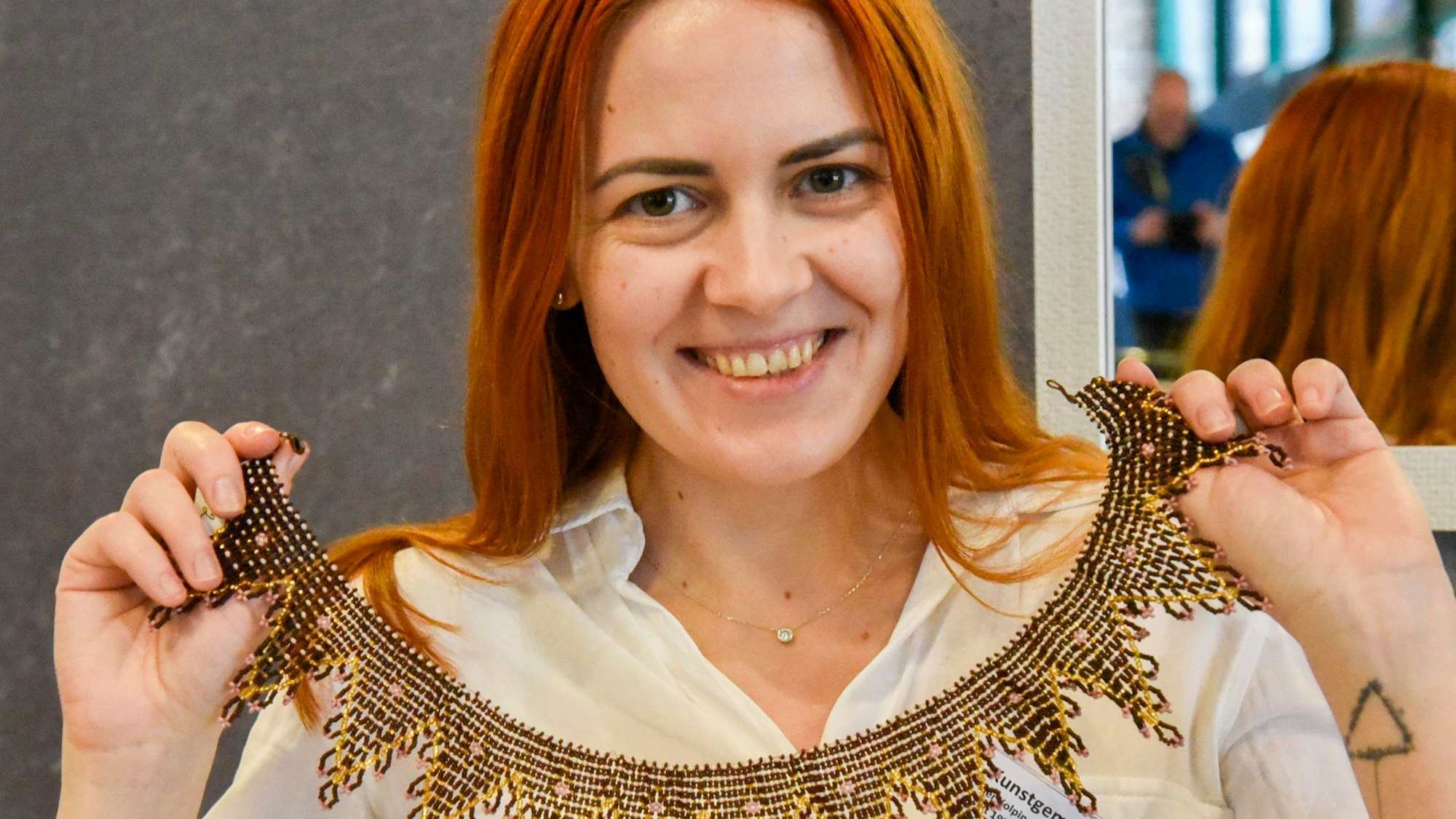 Auf dem Bild ist eine Künstlerin zu sehen.