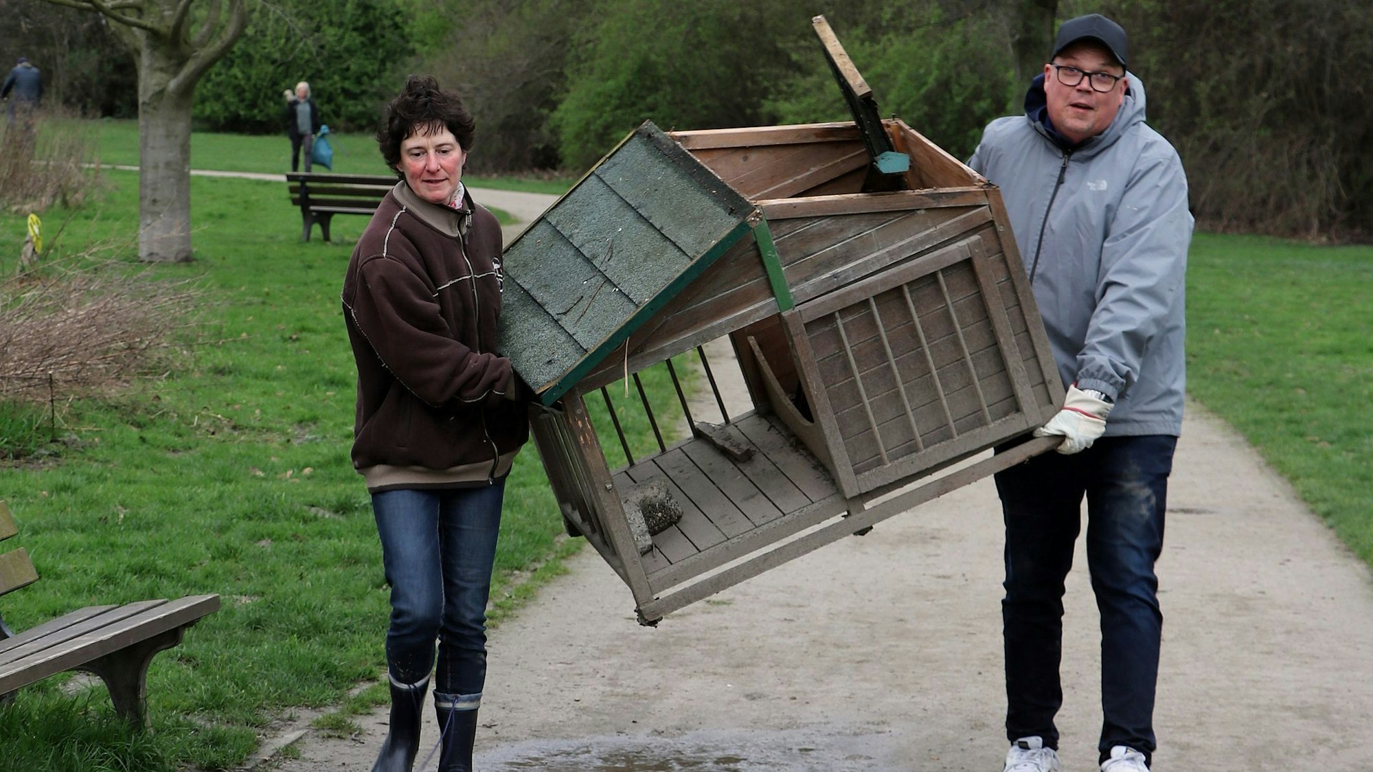 Auf dem Bild sind Helfer beim Müllsammeln zu sehen