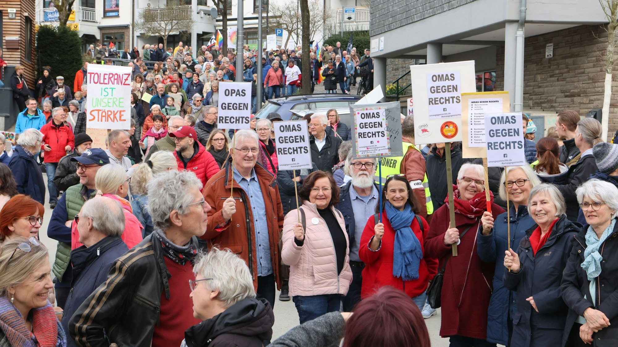 Eine Gruppe von Senioren präsentiert Schilder mit der Aufschrift „Omas gegen Rechts“.