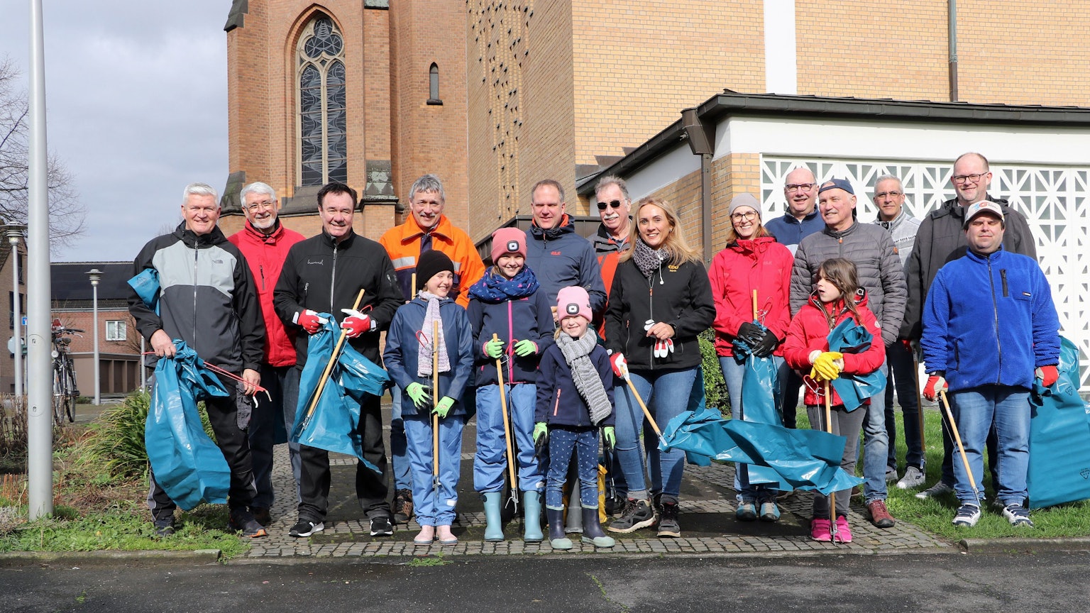 Auf dem Bild sind Helfer zu sehen, die Müll sammeln wollen.