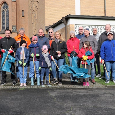 Auf dem Bild sind Helfer zu sehen, die Müll sammeln wollen.