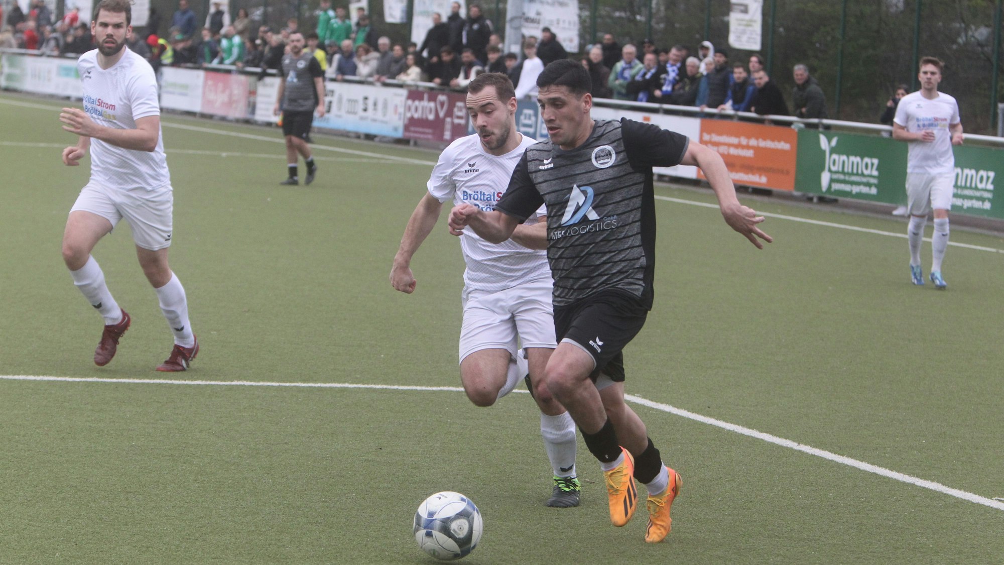 Niederkassels Gagik Arutiunian (rechts) wird von Kevin Becker verfolgt.