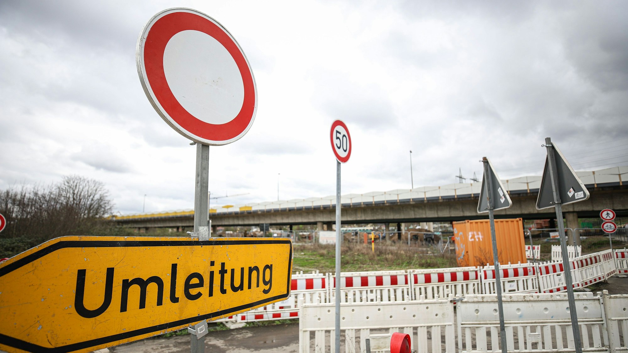 Arbeiten an der Hochbrücke an der Nobelstraße zwischen Kreisverkehr Westring und Adolfsstraße