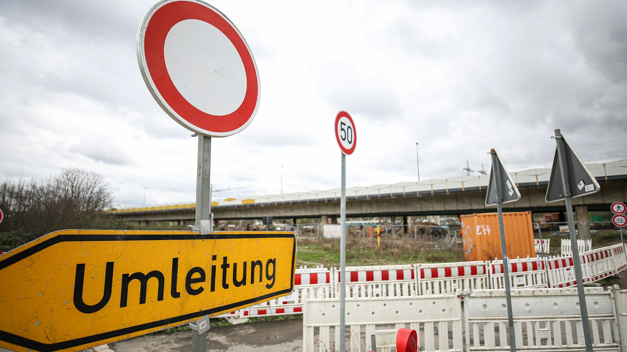 Ein Umleitungs- und ein Durchfahrt-Verboten-Schild zeigen eine Straßensperrung an.