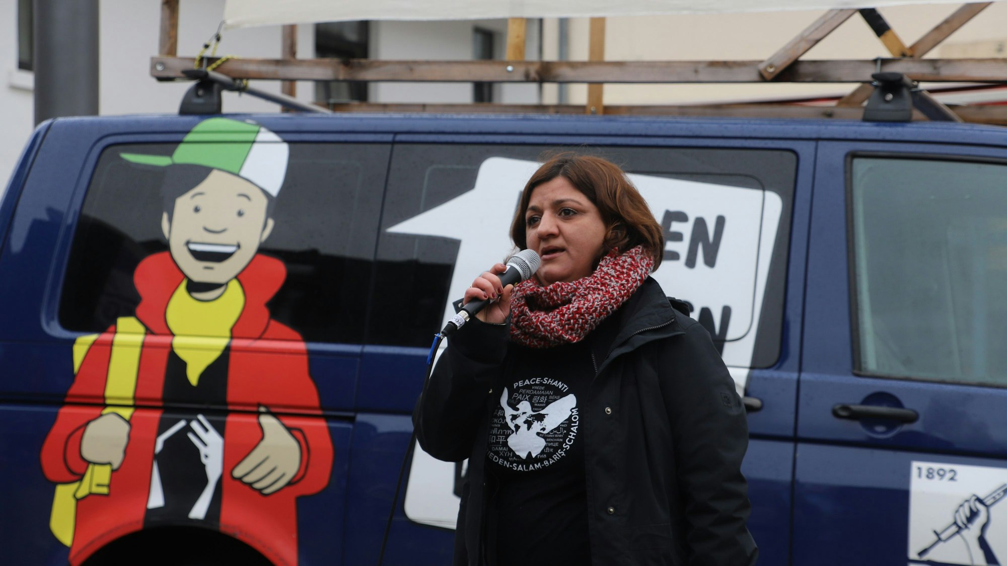 Die Europaabgeordnete der Linken, Özlem Demirel sprach bei der Auftaktkundgebung.