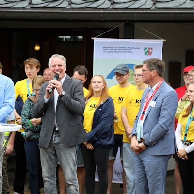 Odenthals Bürgermeister Robert Lennerts bei der Begrüßung der Komission des Wettbewerbs „Unser Dorf hat Zukunft“.