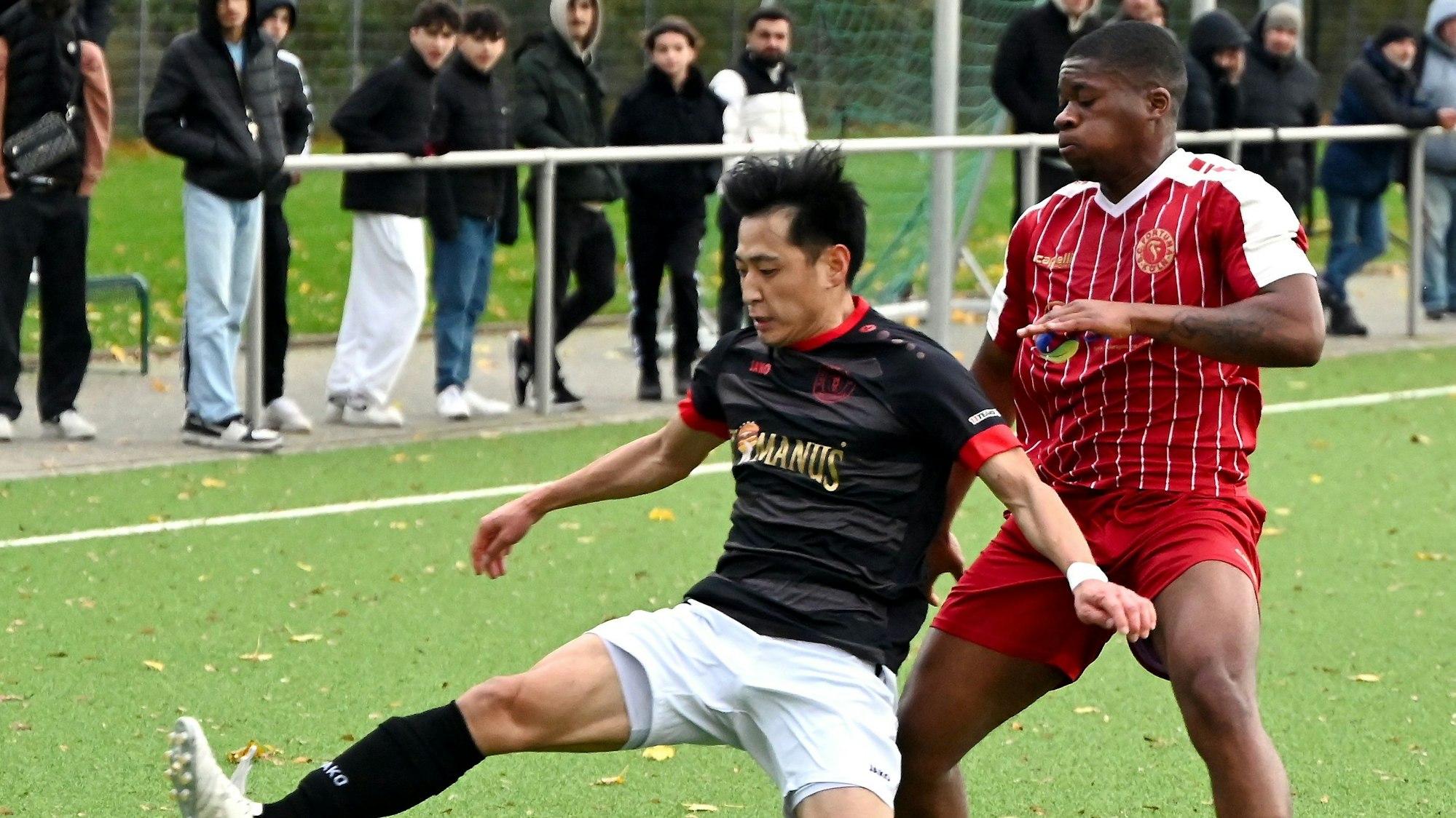 05.11.2023,-Fussball-SpVg. Porz - Fortuna Köln II
links: Ibuki Noguchi (Porz)
rechts: Daniel Sopo (Fortuna Köln)
Foto: Uli Herhaus