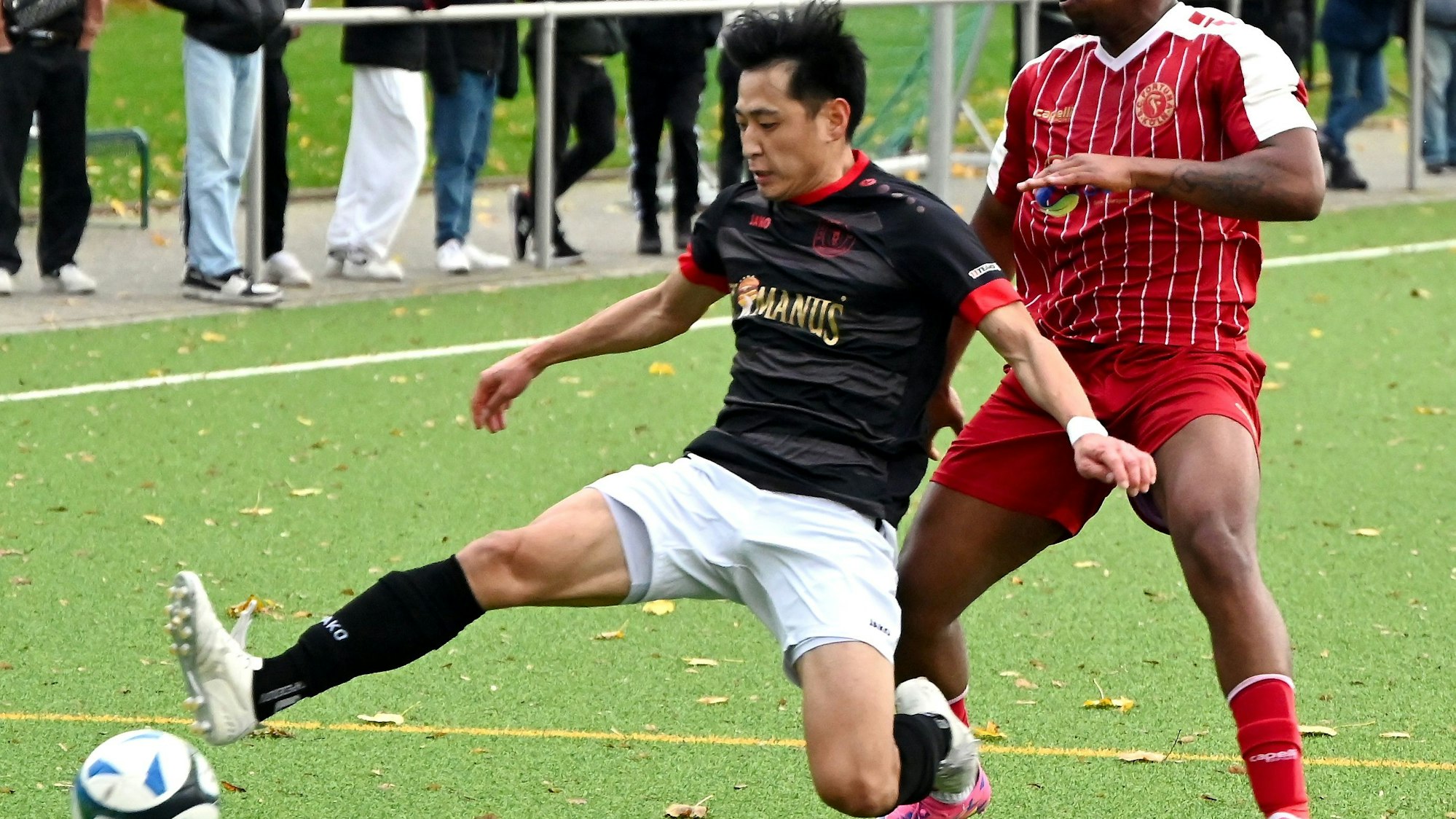 05.11.2023,-Fussball-SpVg. Porz - Fortuna Köln II
links: Ibuki Noguchi (Porz)
rechts: Daniel Sopo (Fortuna Köln)
Foto: Uli Herhaus